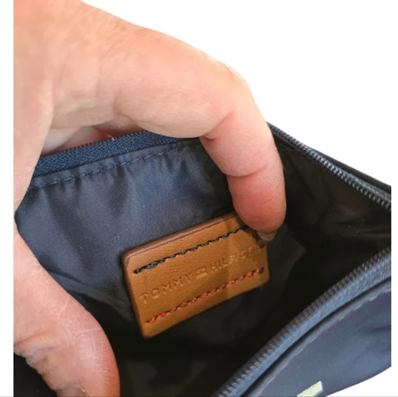 Tommy Hilfiger Novelty Navy Blue Snowflake Zip Wristlet - Picture 5 of 6